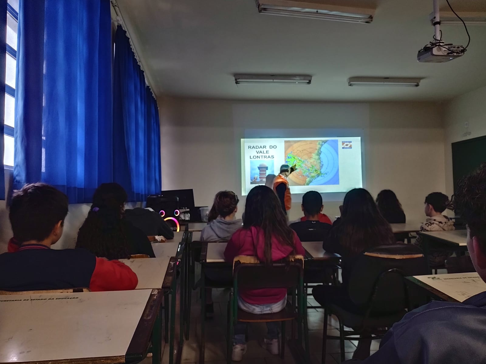Coordenador regional da Defesa Civil da palestra em escola de Araquari