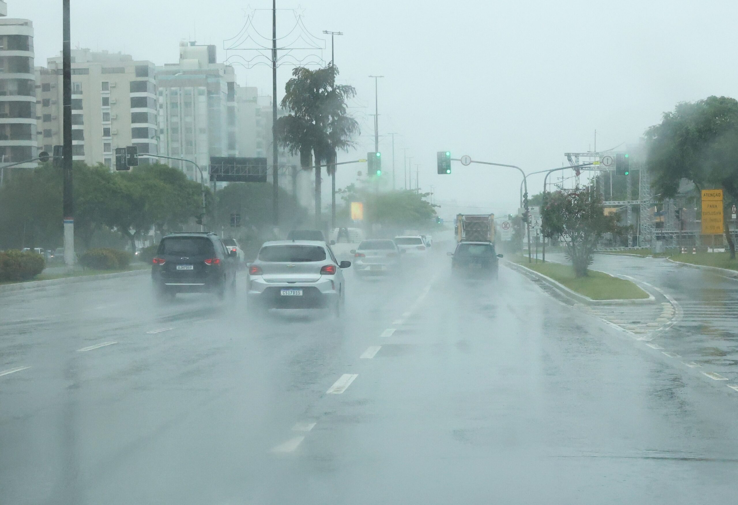 Em seis horas, volume de chuva ultrapassa expectativa para dezembro na Grande Florianópolis