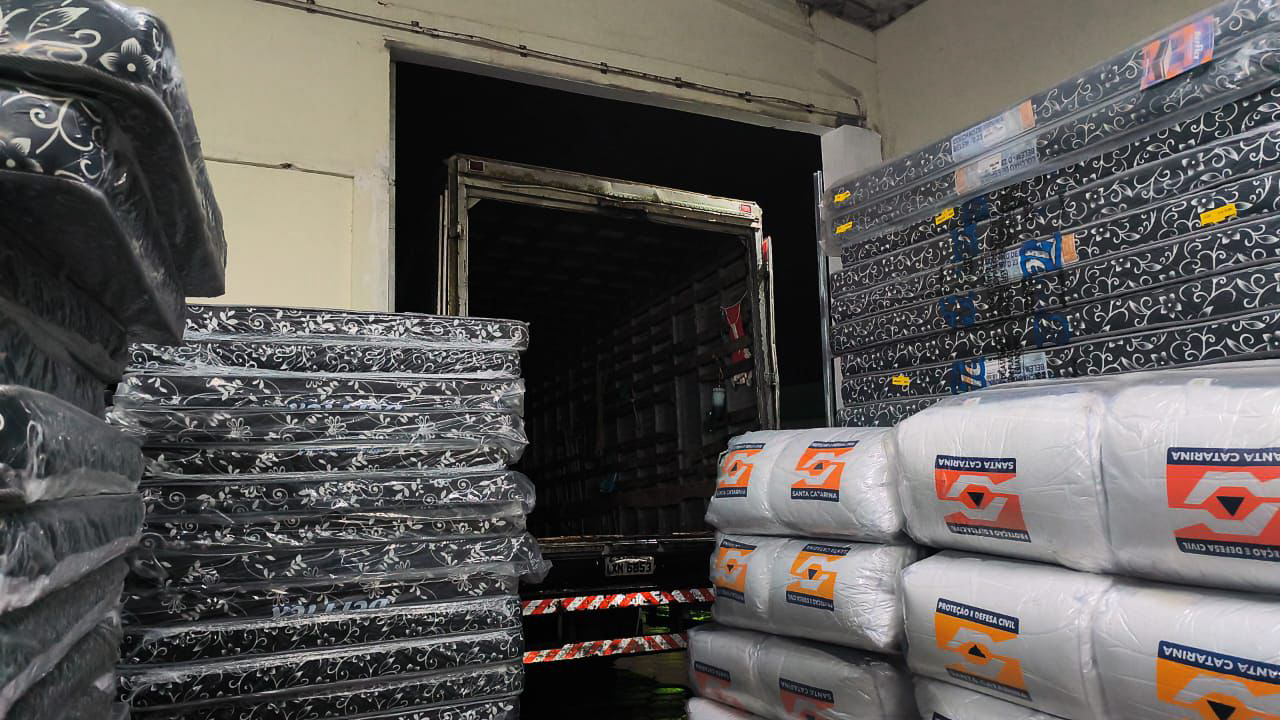 Proteção e Defesa Civil entrega mais de 8 mil itens de assistência humanitária em até 12 horas após temporais em SC