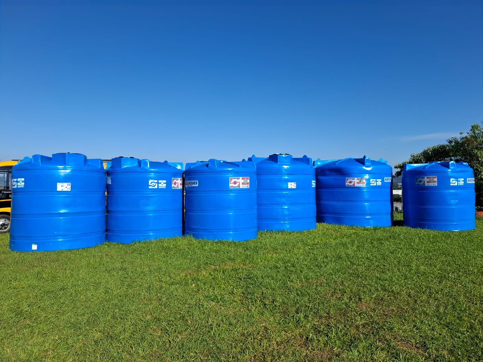 Proteção e Defesa Civil entrega reservatórios de água para município Princesa