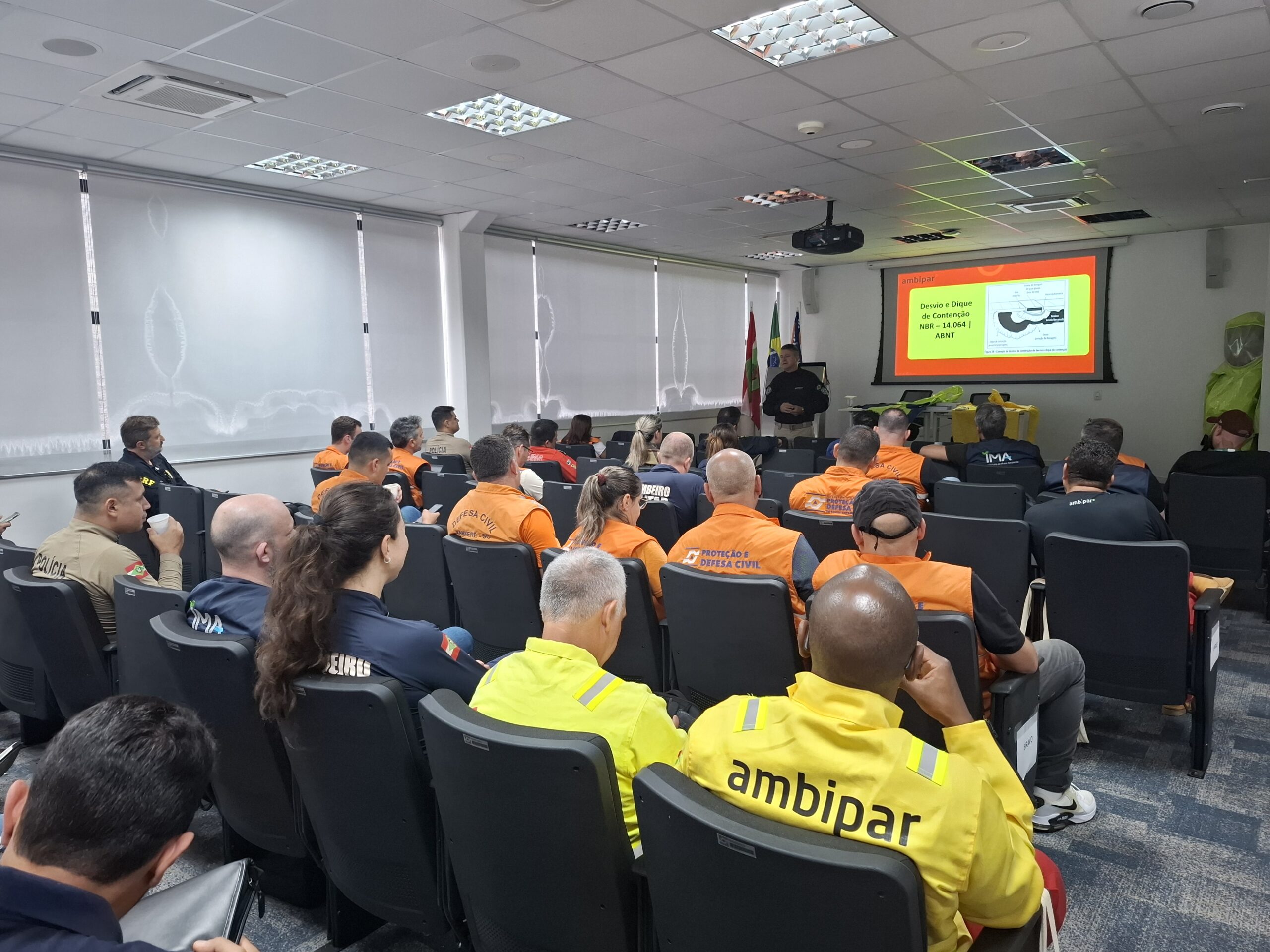 Proteção e Defesa Civil de SC forma novos profissionais para atuar em emergências com produtos perigosos