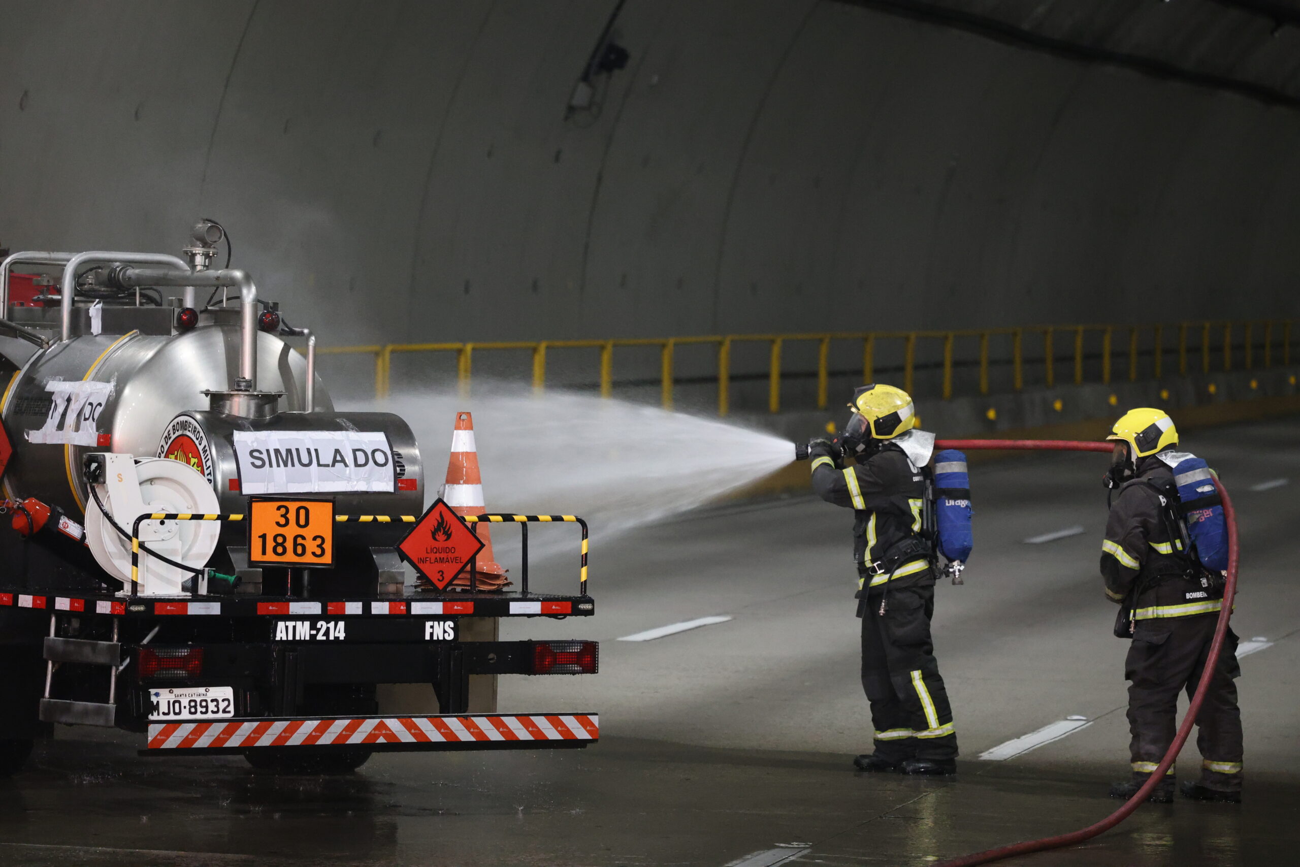 Acidente com caminhão-tanque e vazamento de produtos perigosos no Túnel Antonieta de Barros mobilizam forças de emergência em grande simulado da Defesa Civil 